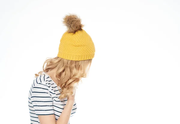 Hübsche Frau in gestreiftem T-Shirt gelb Hut Mode Lifestyle heller Hintergrund — Stockfoto
