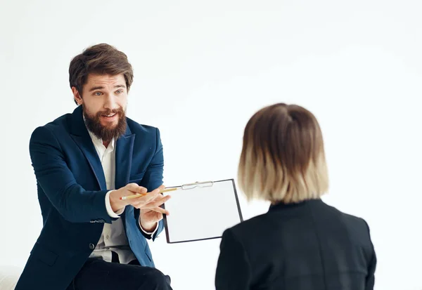 Um homem com documentos num fato e uma mulher para uma entrevista de emprego — Fotografia de Stock