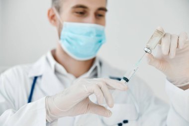Virüs aşısı ve tıbbi maske şırınga enjeksiyonu arka planı olan bir doktor.