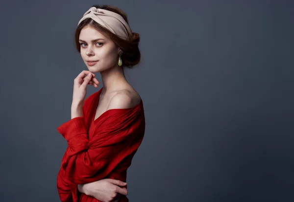 Mulher bonita vestido vermelho turbante em sua cabeça estilo glamour close-up — Fotografia de Stock