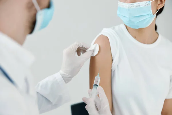 डॉक्टर सिरिंज सुरक्षात्मक दस्ताने बंद-अप टीकाकरण महामारी कोविड — स्टॉक फ़ोटो, इमेज