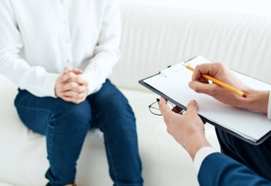 Dosyası olan bir adam ve bir kadın onu evin içinde takıyorlardı.