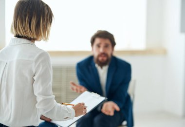 Psikolog danışmanlık teşhisinde duygusal bir adam. 