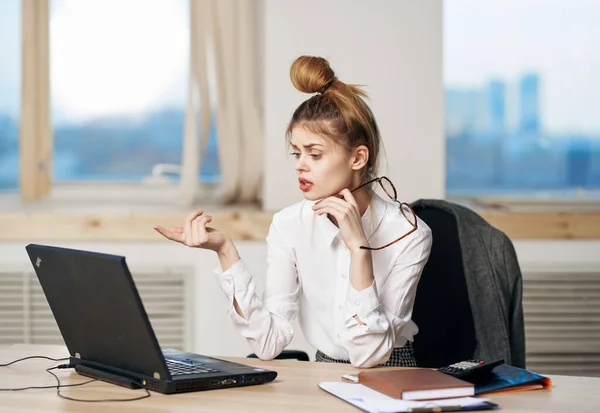Üzleti nő fehér ingben munka íróasztal laptop irodai titkár — Stock Fotó