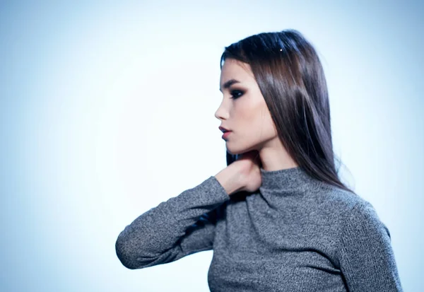 얼굴에 검은 머리 메이크업을 한 회색 스웨터를 입은 아름다운 여성 모델 — 스톡 사진