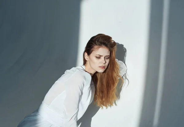 Modelo mulher em roupas leves em ambientes fechados luz solar vista recortada — Fotografia de Stock