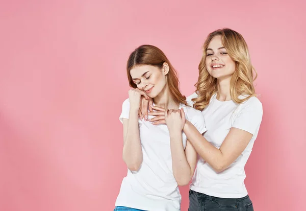 Dos novias en blanco camisetas recortado ver comunicación amistad estilo de vida —  Fotos de Stock