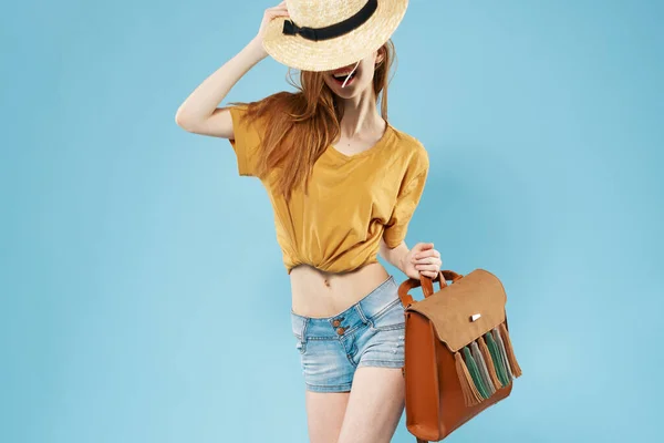 Mulher alegre na moda chapéu mochila corte vista — Fotografia de Stock