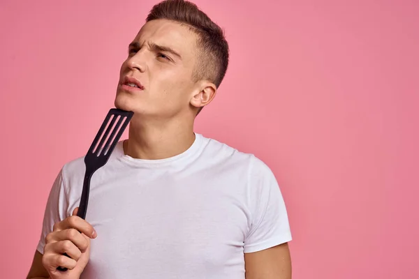 Homme en t-shirt blanc à la maison le matin cuisine style de vie rose fond — Photo