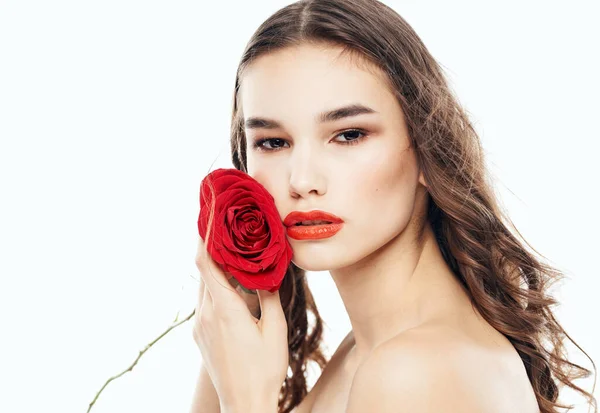 Nő piros virággal közel arc tiszta bőr kozmetikai modell — Stock Fotó
