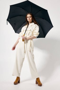 Yağmur Moda Stüdyosu 'ndan açık şemsiyeli güzel bir kadın.