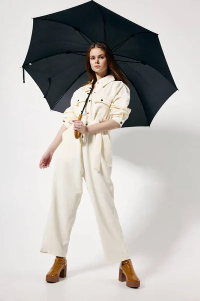 レインファッションスタジオから傘を差した可愛い女性 — ストック写真