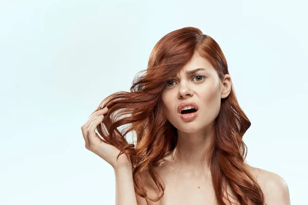 Donna con spalle nude studio di cura dei capelli primo piano — Foto Stock