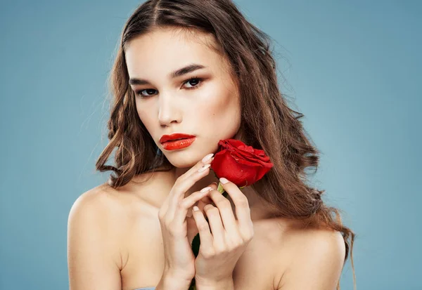 Nő modell piros rózsa közel arc kék háttér — Stock Fotó
