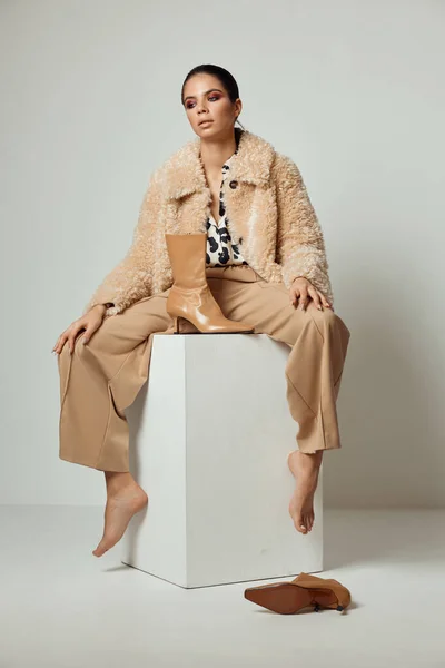 Pose morena sentado descalço roupas de outono na moda — Fotografia de Stock