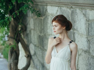 Neşeli ve çekici bir kadın. Lüks model. Açık hava cazibesi. 