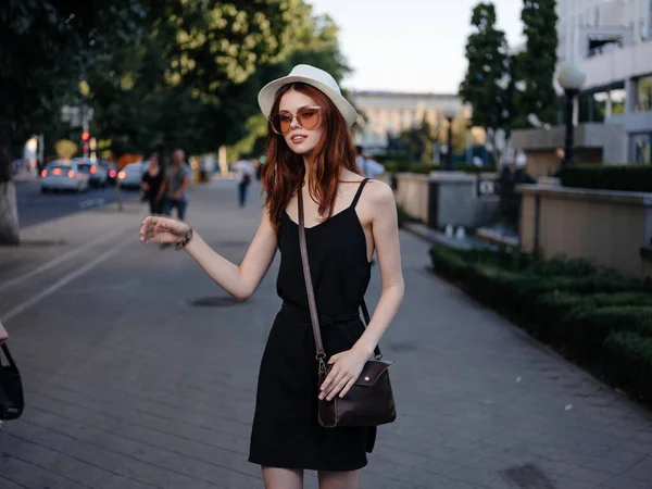 Mulher na moda em vestido preto e saco de óculos no ombro Parque Natural — Fotografia de Stock