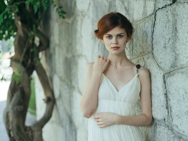 Nő szabadban fehér ruha luxus természet nyaralás hercegnő — Stock Fotó
