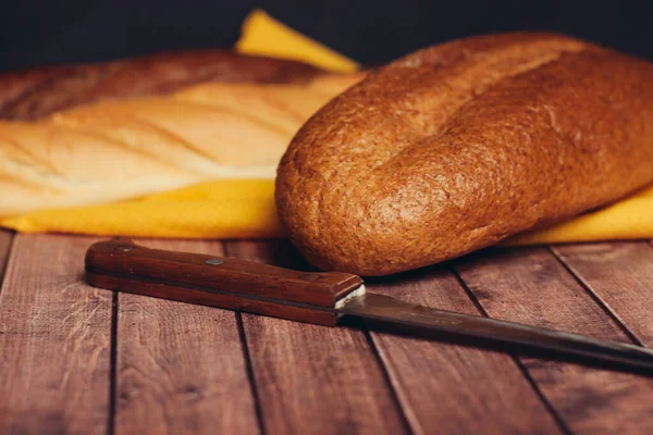 Fatiar pão fresco em uma placa de corte de madeira refeição do café da manhã — Fotografia de Stock