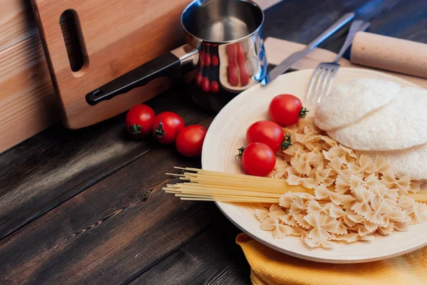 Італійські інгредієнти макаронів для приготування спагеті. — стокове фото