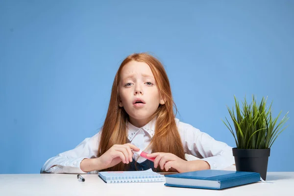 勉強台に座っている赤髪の女の子教育ライフスタイル学習 — ストック写真