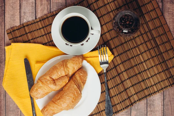 Färska croissanter på bordet kaffe kopp frukost måltid — Stockfoto