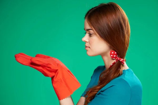Putzfrau mit Gummihandschuhen Hausarbeit professionelle grüne Hintergrund — Stockfoto