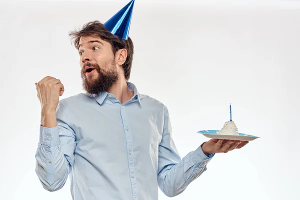 Feliz chico con pastel de cumpleaños fondo blanco Compacta fiesta corporativa barba recortada ver — Foto de Stock