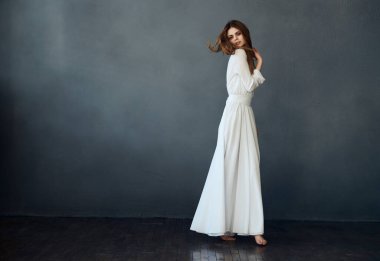 Güzel kadın ve beyaz elbise cazibesi ve lüks gri arka plan modeli