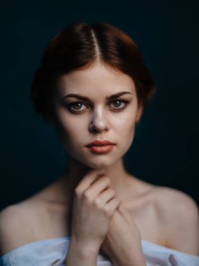 Beyaz elbiseli güzel kadın saç stili koyu arkaplan model portresi