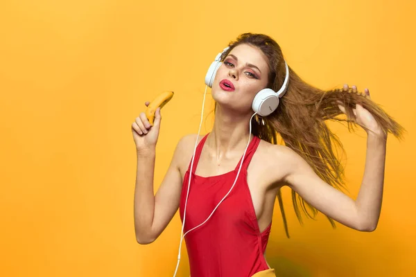 Femme dans casque écouter de la musique rouge t-shirt émotions mode jaune fond style de vie — Photo
