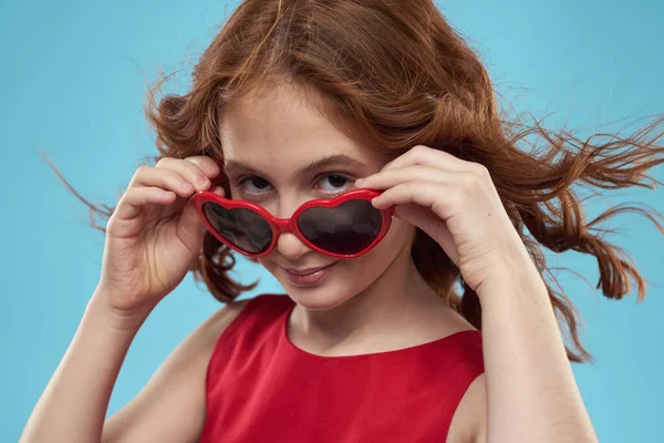 선글라스를 쓴 빨간 드레스를 입고 푸른 머리를 한 어린 소녀 — 스톡 사진