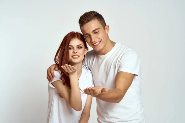 Jovem casal pais abraço alegria luz fundo — Fotografia de Stock