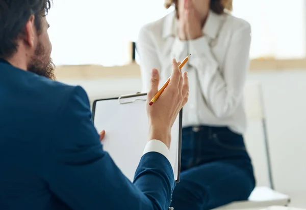 Hombre y mujer comunicación psicología asistente problemas consulta — Foto de Stock