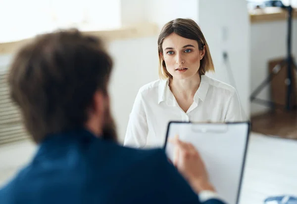 Médico psicólogo masculino diagnóstico profesional de la comunicación del paciente — Foto de Stock