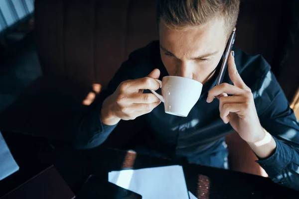 Homem em um café e cadernos comunicação oficial de trabalho — Fotografia de Stock