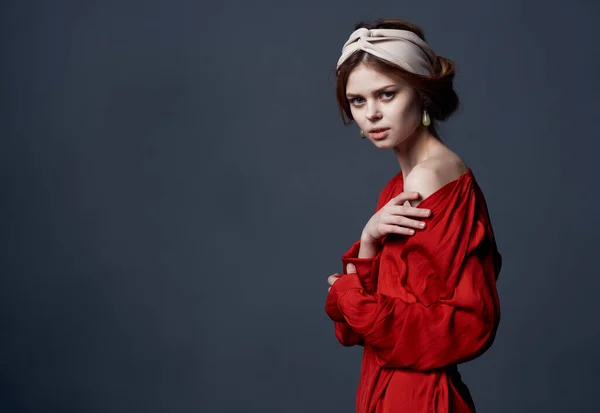 Bela mulher com um turbante na cabeça atraente olhar vestido vermelho close-up — Fotografia de Stock