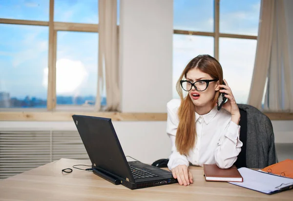 Mulher de negócios secretária escritório laptop gerente financeiro — Fotografia de Stock