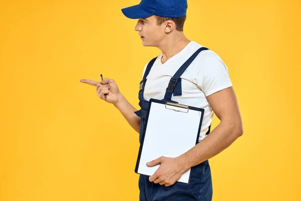 Hombre trabajo uniforme servicio profesionales trabajo amarillo fondo — Foto de Stock