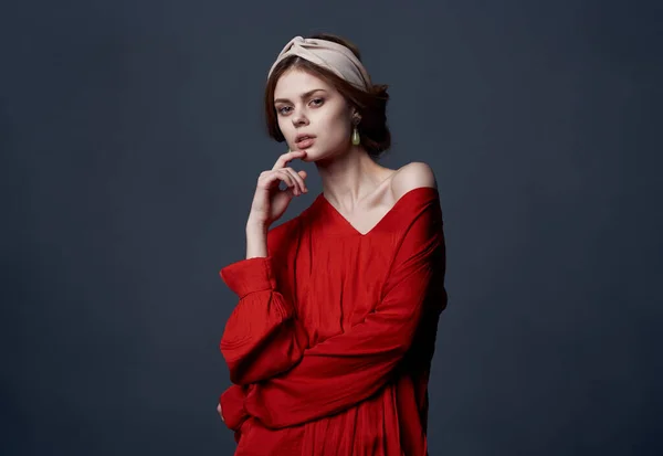 Mulher elegante em turbante vestido vermelho em sua cabeça brincos jóias etnia modelo — Fotografia de Stock