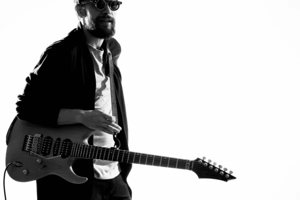 ギターの演奏ライフスタイルからサングラスをかける男 — ストック写真