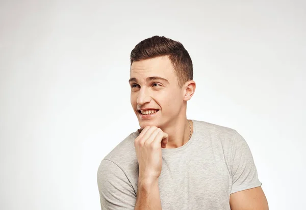 Lindo hombre en camisetas emociones estudio divertido recortado ver — Foto de Stock