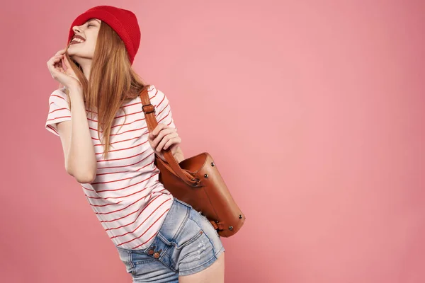 Känslomässig kvinna mode kläder studio kul rosa bakgrund — Stockfoto
