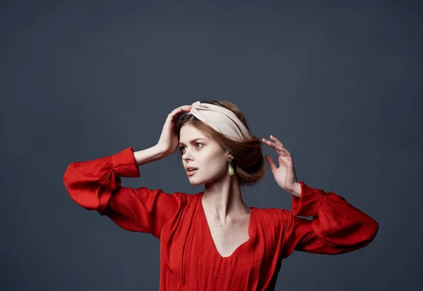 Mulher elegante no vestido vermelho enfeite charme cinza fundo modelo — Fotografia de Stock