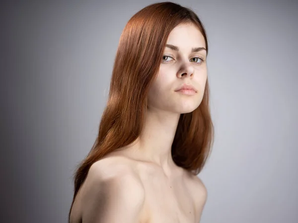 Retrato de una mujer pelo rojo hombros desnudos vista lateral —  Fotos de Stock