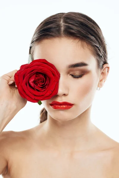 Mujer con rosa roja en las manos y maquillaje sombra de ojos modelo hombros desnudos vista recortada — Foto de Stock