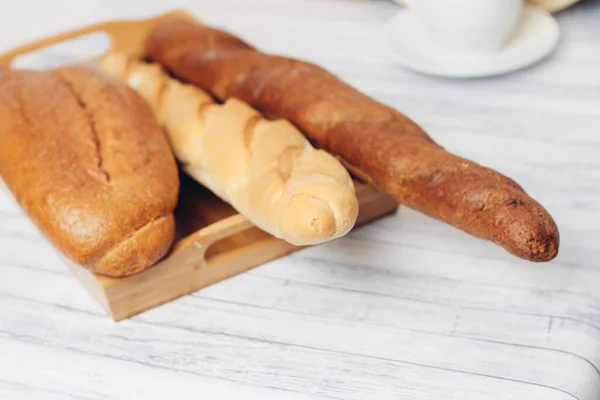 Pão em caixa de pão produtos de panificação frescos ração de alimentos frescura da cozinha — Fotografia de Stock