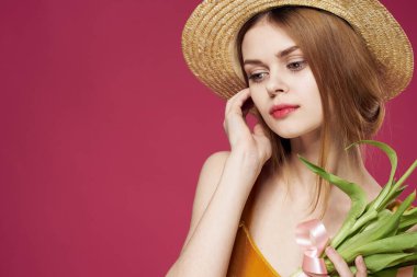 Çiçek buketi takmış zarif bir kadın lüks bir hediye.