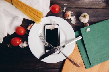 Yemek takımında telefon İtalyan makarnası pişiriyor.