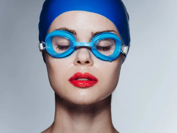 Donna in maschera da nuoto e cappuccio blu con occhi chiusi vista ritagliata — Foto Stock